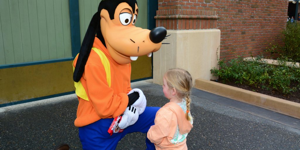 Child meeting goofy